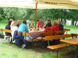 Bild 7 Zum Tagesausklang kehrte ein Teil der Gruppe noch im Biergarten die Ranch ein.