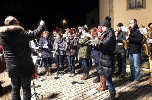 Mit einem Standkonzert erfreute das Blasorchester die Sander Bürgerinnen und Bürger beim Neujahrsemfang anlässlich von 875 Jahre Sand auf dem Dorfplatz.