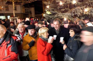 Bürgermeister Bernhard Ruß und seine Gattin Renate inmitten von Sander Bürgern beim Empfang auf dem Rathausplatz zum Auftakt von 875 Jahre Sand.