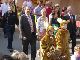 2 Bürgermeister Bernhard Ruß, die Sander Weinprinzessin Isabell Bergmann, die Nordheimer Weinprinzessin Christina Schneider und der unterfränkische Weinbau-Präsident Hans-Georg Noppenberger beim Festzug in Sand