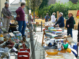 28 Zu Gunsten der Kirchenrenovierung fand vor dem Portal der St. Nikolauskirche ein Flohmarkt statt