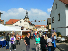 44 Frühlingshaftes Wetter und guter Wein bildeten beim Wein- und Korbmarkt in Sand eine Einheit