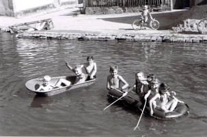 Paddeln in der Altach 1960 haben zwei Buben an einem heißen Augusttag Mädchen zum Paddeln in ein Schlauchboot eingeladene. Ein paar Tage gesellten sich zwei andere Buben mit eine Blechbadewanne hinzu. Foto: Archiv Ludwig Leisentritt