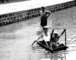 Paddeln in der Altach (Bachräuber) Die „Bachräuber“ an der Altach, liebten das Schippern auf dem Wasser. Foto: Archiv Ludwig Leisentritt