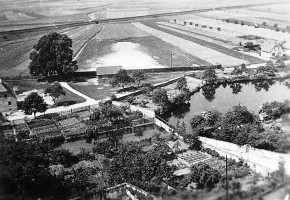 Zeiler Fußballplatz, alt Der dürftige Zeiler Fußballplatz und der Dreschplatz in den frühen 50er Jahren Foto: Archiv L. Leisentritt