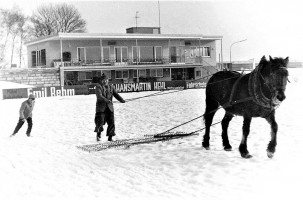 Spielfeld Bearbeitung mit Egge So machte A. Greich im Winter den „weißen Rasen“ des FCH spielbar. Foto: H. Bopp