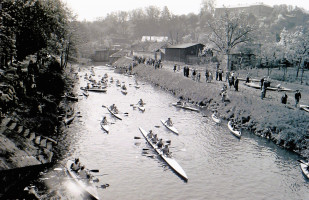 Paddeln in der Regnitz Das Paddeln hat in Bamberg eine lange Tradition. Viele Zuschauer verfolgten in den 50er Jahren den Freizeitspaß. Foto: Jakob Schneyer