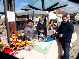 Guten Absatz fanden die handgefertigten Socken, Mützen, Schals und Sonstiges der „Sander Wollwerkstatt“.