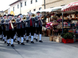 Mit einem kleinen Festzug wurde der diesjährige Sander Korb-und Weinmarkt eröffnet.