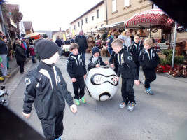 Mit einem Riesenfußball, fast so groß wie sie selbst, waren die jüngsten Kicker des FC Sand beim Festzug dabei