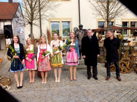 Sa-Ge-Vorsitzender Oliver Gottschalk und Bürgermeister Bernhard Ruß (von rechts) im Kreise der Prinzessinnen und Hofdamen. Von links: Die amtierende Sander Weinprinzessin Nadine Rippstein, die Hofdamen Svenja Schneider, Elisabeth Goger und Anna-Lena Gotsc