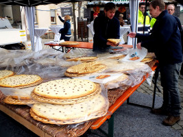 Der gute Sander Käsekuchen darf beim Korb- und Weinmarkt in Sand nicht fehlen