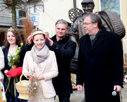 Im Beisein von Weinprinzessin Nadine Rippstein und Bürgermeister Bernhard Ruß wurde die neue Sander Weidenprinzessin Anna-Marie Schneider von SaGe-Vorsitzenden Oliver Gottschalk gekrönt.