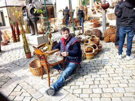 Korbmachermeister Stefan Rippstein zeigte bei seiner Flechtkunst seine Fingerfertigkeit