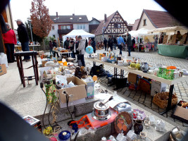 Zu Gunsten der Kirchenrenovierung fand ein großer Flohmarkt statt