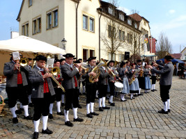 4 Beim Korb- und Weinmarkt in Sand wartete das Blasorchester mit einem kleinen Standkonzert auf