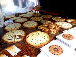 6 Beim Korb- und Weinmarkt passt zu einem guten Schoppen Wein auch ein Stück „Original Sander Käsekuchen