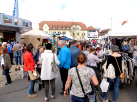 7 Das herrliche Frühlingswetter mit viel Sonnenschein lockte sehr viele Besucher zum Korb- und Weinmarkt nach Sand