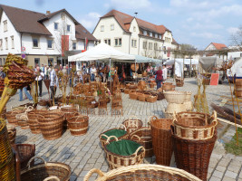 9 Körbe aller Art waren beim 20. Korb- und Weinmarkt in Sand im Angebot