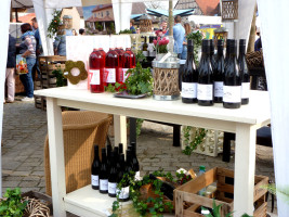 10 Gute Weine aus den Lagen „Himmelsbühl“ und „Kronberg“ konnte man beim Korb- und Weinmarkt in Sand verköstigen