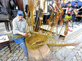 11 Auch Korbmachern, im Bild Werner Schmidt, konnte man beim Sander Korb-und Weinmarkt beim Korbflechten zuschauen