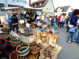 12 Körbe, besonders bei den Damen beliebte Einkaufskörbe, wurden beim Sander Korb- und Weinmarkt in Hülle und Fülle angeboten