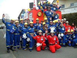 Das THW und die Feuerwehr Haßfurt stellten mit die stärkste Gruppe beim Faschingszug in Sand