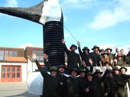 Die Maibaumfreunde hatten als Jäger und einer riesigen Kanadagans die Wildgänse ins Visier genommen