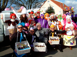 Die Ehemaligen zogen als Waffel- und Eisverkäufer im Sander Faschingszug mit