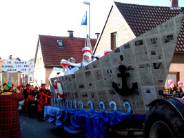 Die Geierstuben bauten sich ein Schiff aus Zeitungspapier