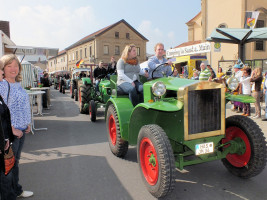 51 Mit von der Partie war beim Festzug in Sand eine Oldtimer-Traktor-Parade