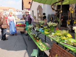 58 Blumen machen immer wieder Freude. Auch beim Wein-und Korbmarkt