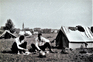 Zelten bei Haßfurt Am Ufer des Maines, unweit der Haßfurter Badeanstalt, zelteten in den Nachkriegsjahren gerne junge Leute. Foto: Heiner Schneier