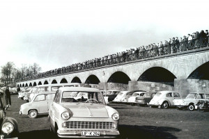 Zuschauer auf Flutbrücke Die 1.300 Zuschauer auf der Flutbrücke wurden natürlich auch abkassiert. Foto: Jakob Schneyer