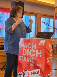 Dekanin Anne Salzbrenner