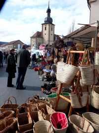 Rund um die Pfarrkirche St. Nikolaus fand der Sander Korb- und Weinmarkt statt