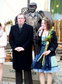 Bürgermeister Bernhard Ruß und die Sander Weinprinzessin Nadine Rippstein eröffneten den Diesjährigen Korb- und Weinmarkt in Sand